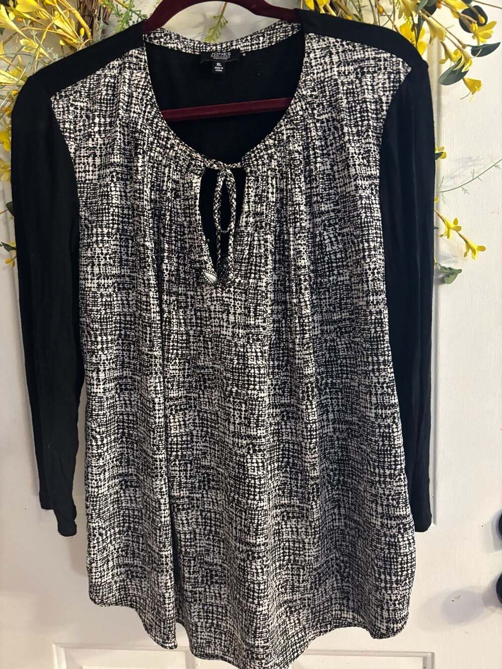 Jones New York Signature Black and White Geometric Print Keyhole Neck Long Sleev